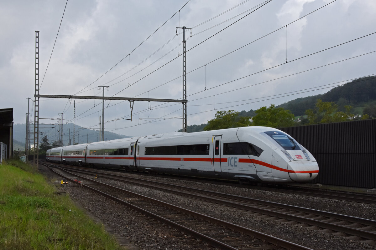 ICE 4 0812 044-7 durchfährt den Bahnhof Gelterkinden. Die Aufnahme stammt vom 17.08.2021.