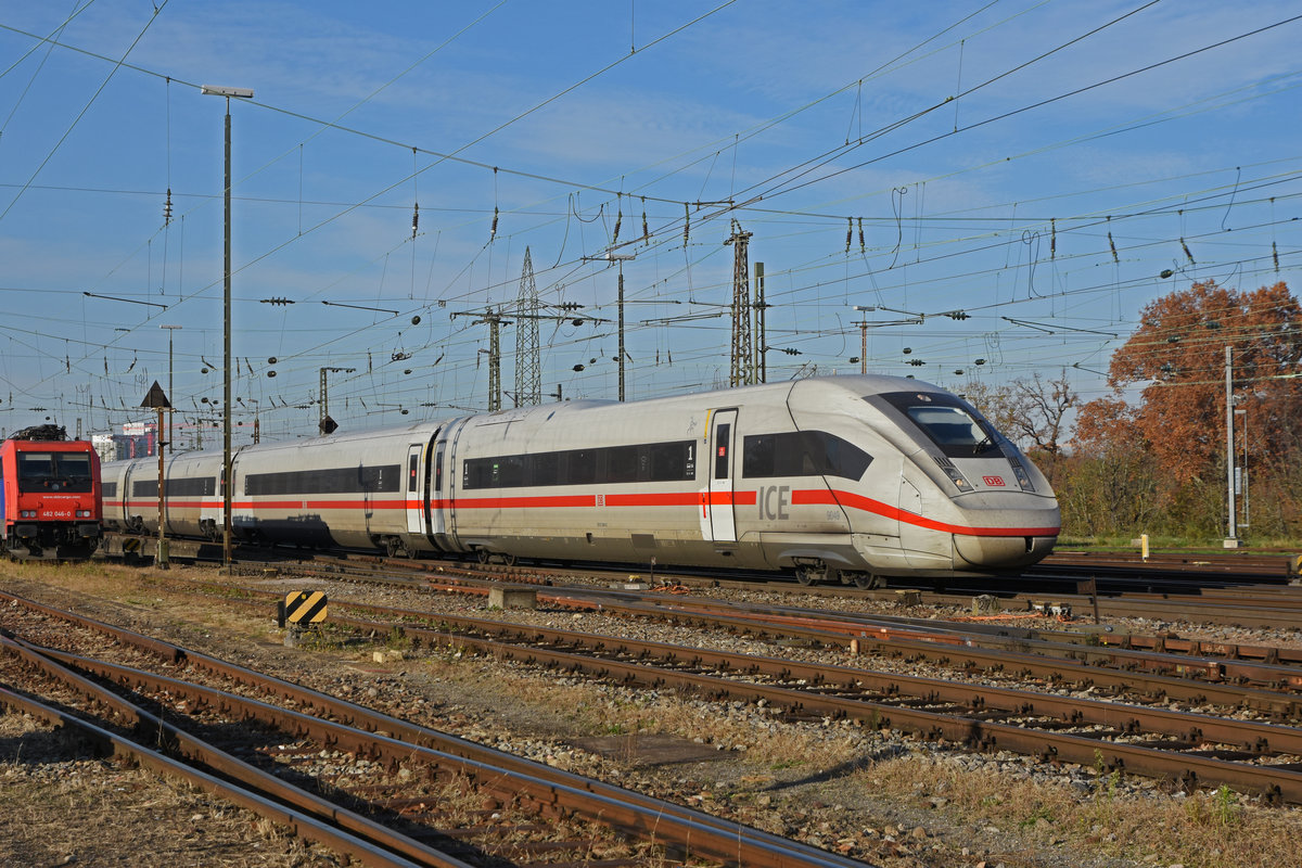 ICE 4 0812 049-6 fährt beim badischen Bahnhof ein. Die Aufnahme stammt vom 10.11.2020.
