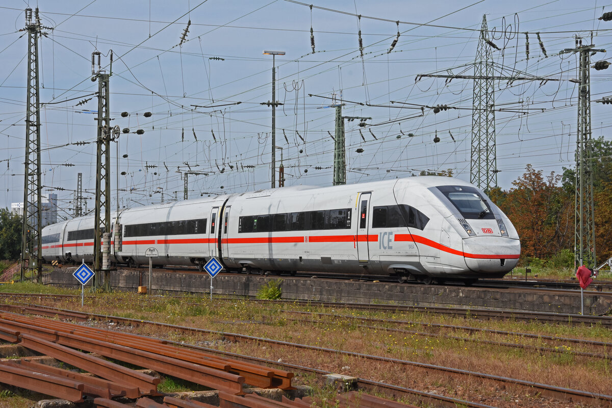 ICE 4 0812 054-6 fährt beim badischen Bahnhof ein. Die Aufnahme stammt vom 22.09.2021.