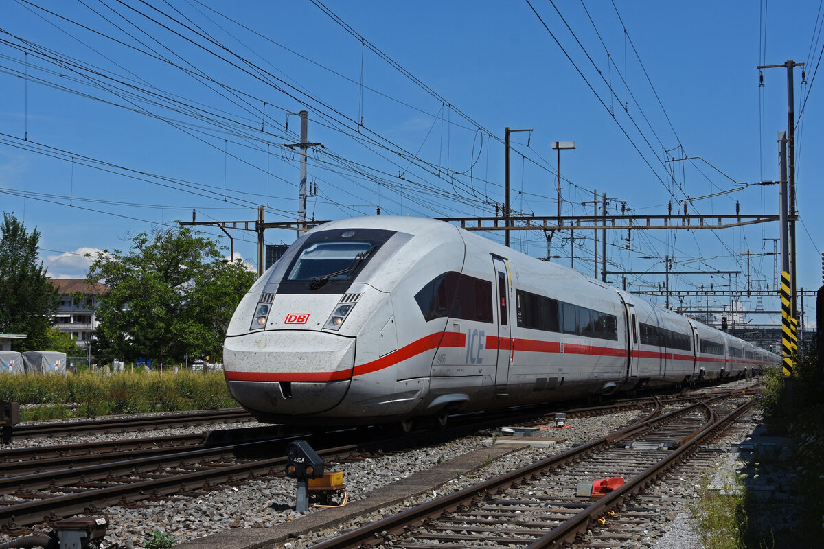 ICE 4 0812 055-3 durchfährt den Bahnhof Pratteln. Die Aufnahme stammt vom 06.07.2022.