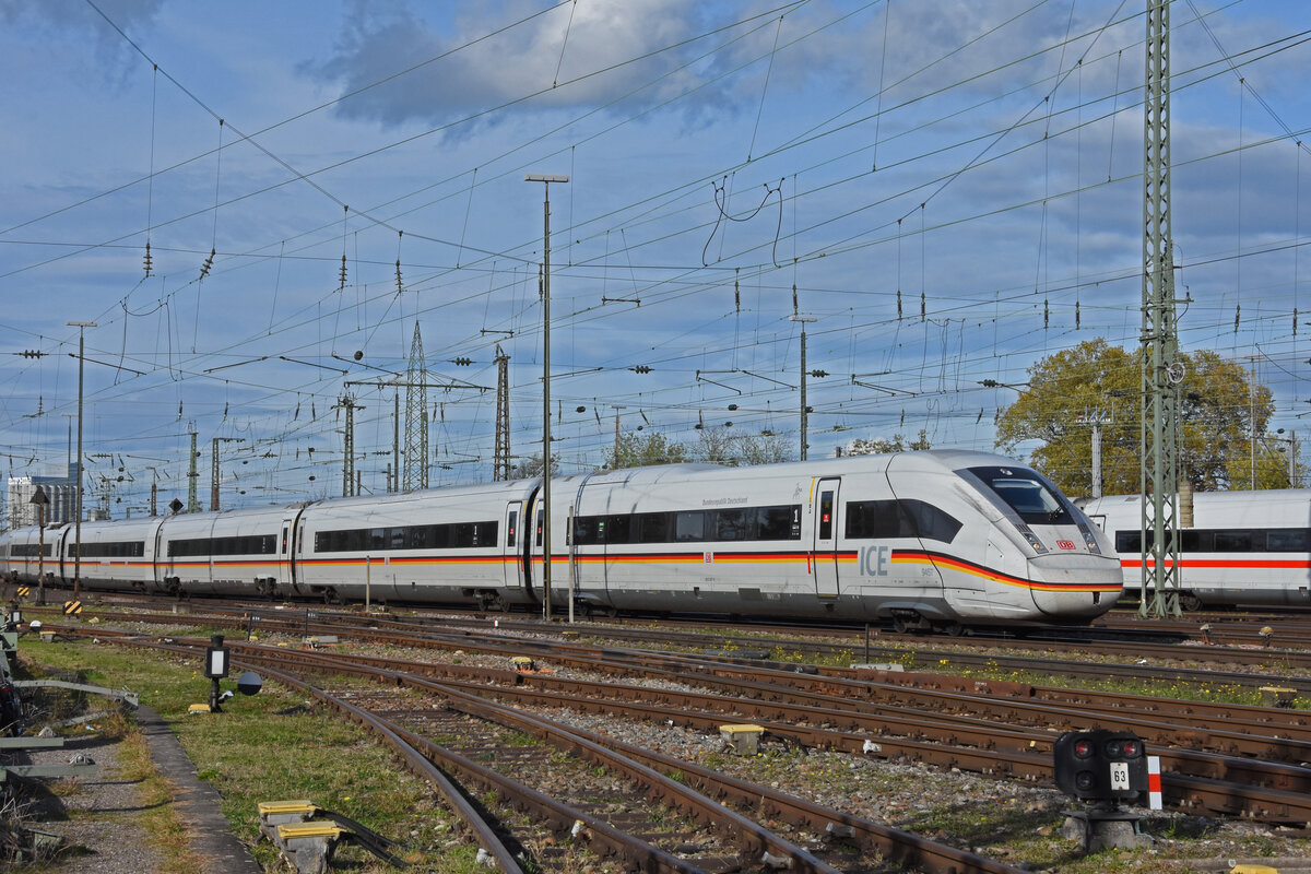 ICE 4 0812 057-9  Bundesrepublik Deutschland  fährt am 07.11.2022 beim badischen Bahnhof ein.