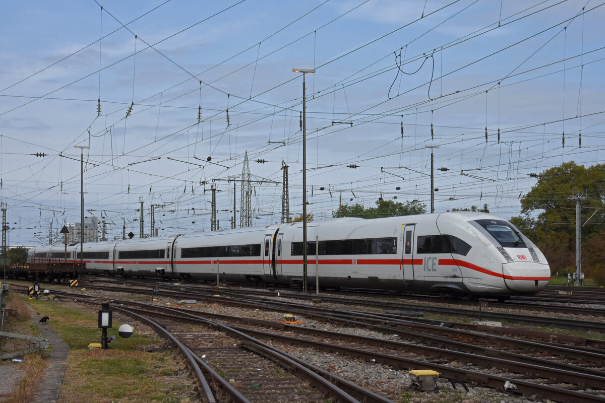 ICE 4 0812 065-2 fährt am 06.10.2022 beim badischen Bahnhof ein.