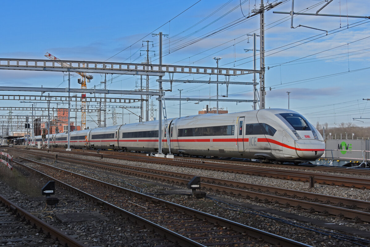 ICE 4 0812 066-0 durchfährt den Bahnhof Muttenz. Die Aufnahme stammt vom 22.01.2022.