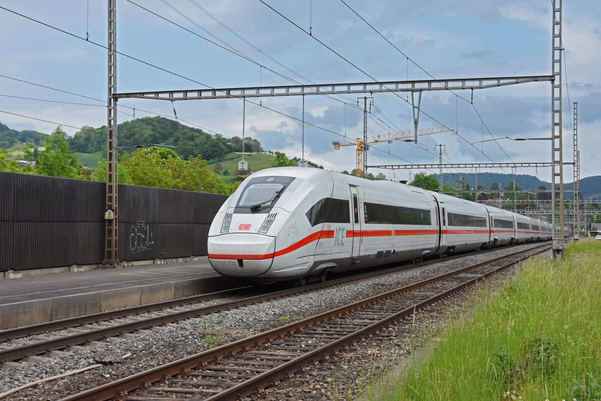 ICE 4 0812 070-2 durchfährt den Bahnhof Gelterkinden. Die Aufnahme stammt vom 16.05.2022.