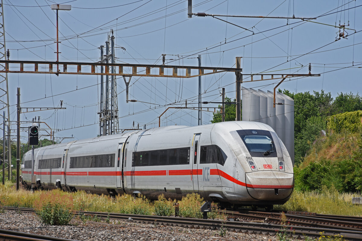ICE 4 0812 072-8 durchfährt den Bahnhof Pratteln. Die Aufnahme stammt vom 18.06.2022.