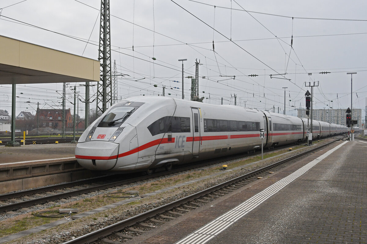 ICE 4 0812 092-6 fährt am 29.02.2024 beim badischen Bahnhof ein.