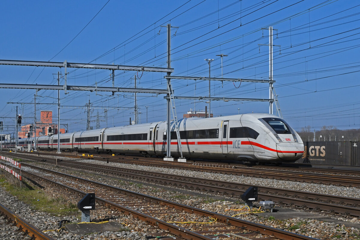 ICE 4 0812 098-3 durchfährt am 08.03.2024 den Bahnhof Muttenz.