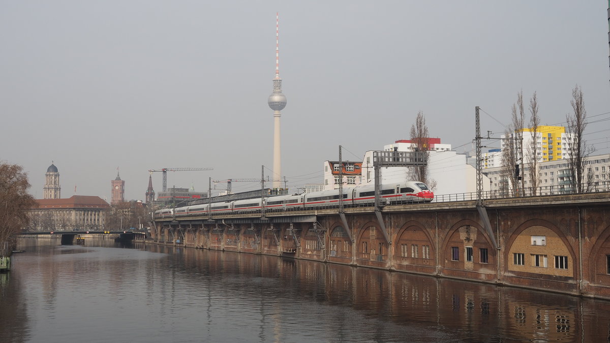 ICE 4 (412 213) als ICE 853 (hinten mit ICE 843, 412 201, Tz 9201) ist kurz vor Ziel Berlin-Ostbahnhof auf seiner Fahrt von Köln. Es handelt sich um den ICE 4 mit dem Mundnaseschutz. Beide ICE4 passieren hier den S-Bahn-Halt  Jannowitzbrücke , Bild entstand auf der  Michaelbrücke .
Aufgrund des leicht nebligen Wetters an diesem Morgen ist der Fernsehturm etwas im Dunst.

Berlin, der 26.03.2021, 10.21 Uhr