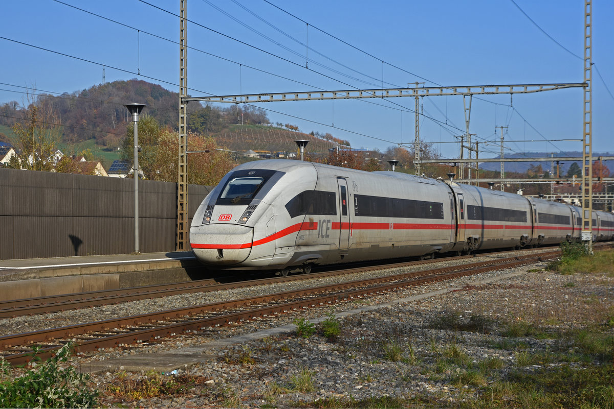 ICE 4 5812 005-7 durchfährt den Bahnhof Gelterkinden. Die Aufnahme stammt vom 11.11.2020.