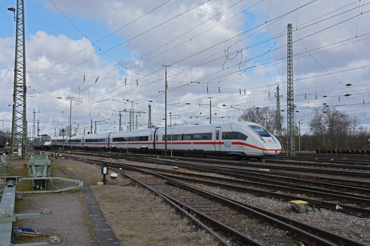 ICE 4 5812 005-7 fährt beim badischen Bahnhof ein. Die Aufnahme stammt vom 25.02.2022.