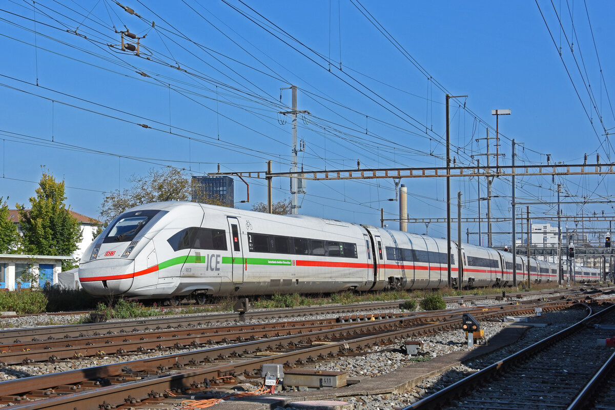 ICE 4 5812 008-1 durchfährt den Bahnhof Pratteln. Die Aufnahme stammt vom 16.10.2021.