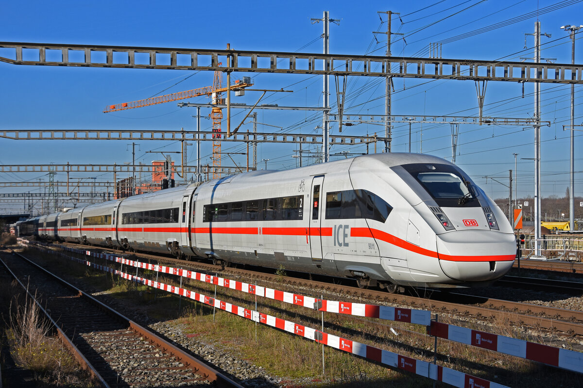 ICE 4 5812 011-5 durchfährt den Bahnhof Muttenz. Die Aufnahme stammt vom 13.12.2021.