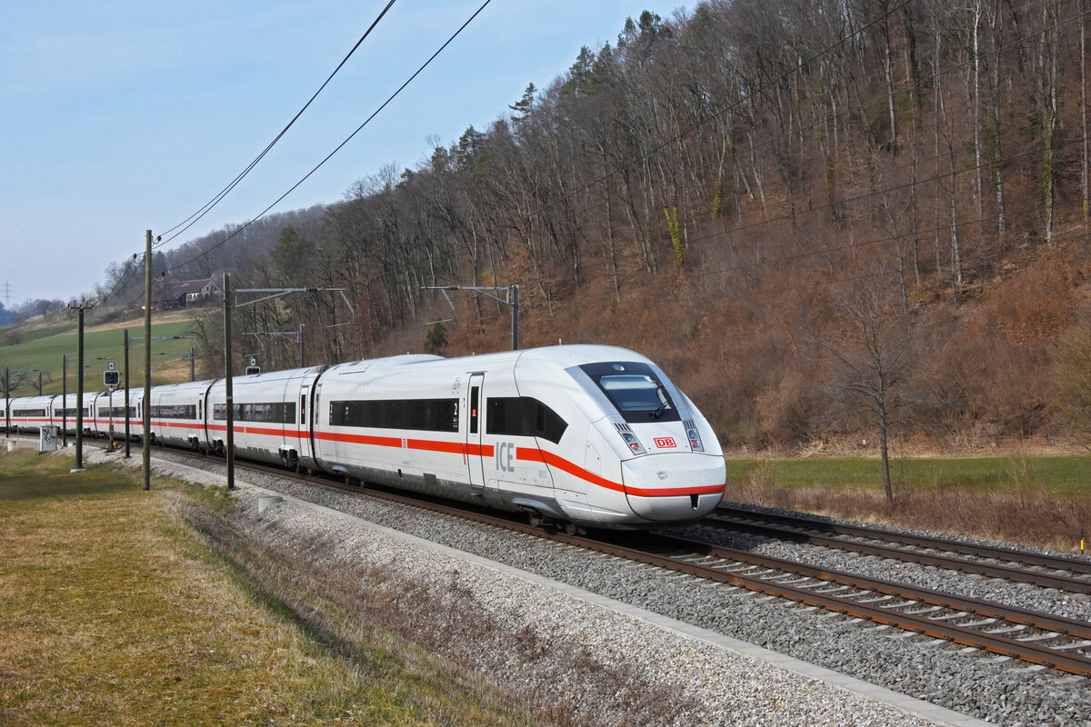 ICE 4 5812 012-3 fährt Richtung Bahnhof Gelterkinden. Die Aufnahme stammt vom 12.03.2022.