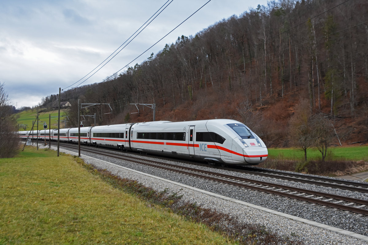 ICE 4 5812 013-1, fährt Richtung Bahnhof Tecknau. Die Aufnahme stammt vom 22.12.2020.