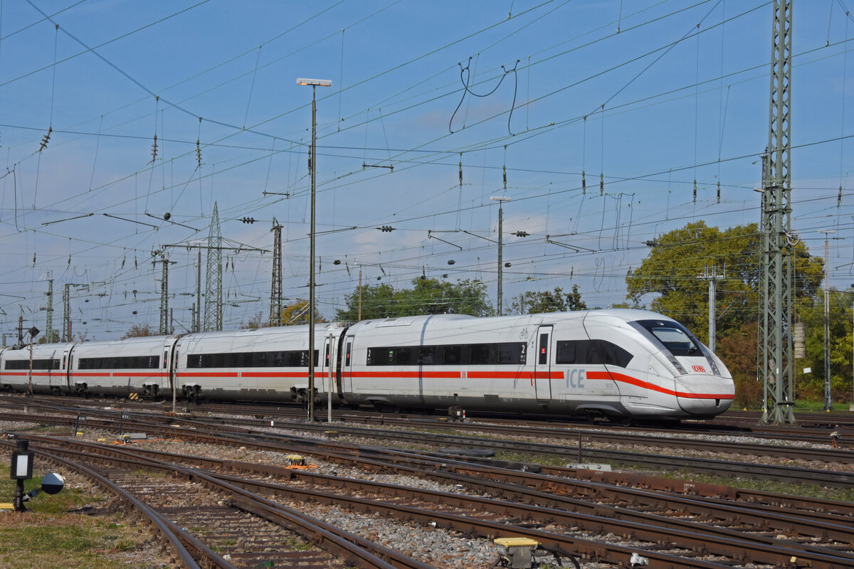 ICE 4 5812 013-1 verlässt am 07.10.2022 den badischen Bahnhof.