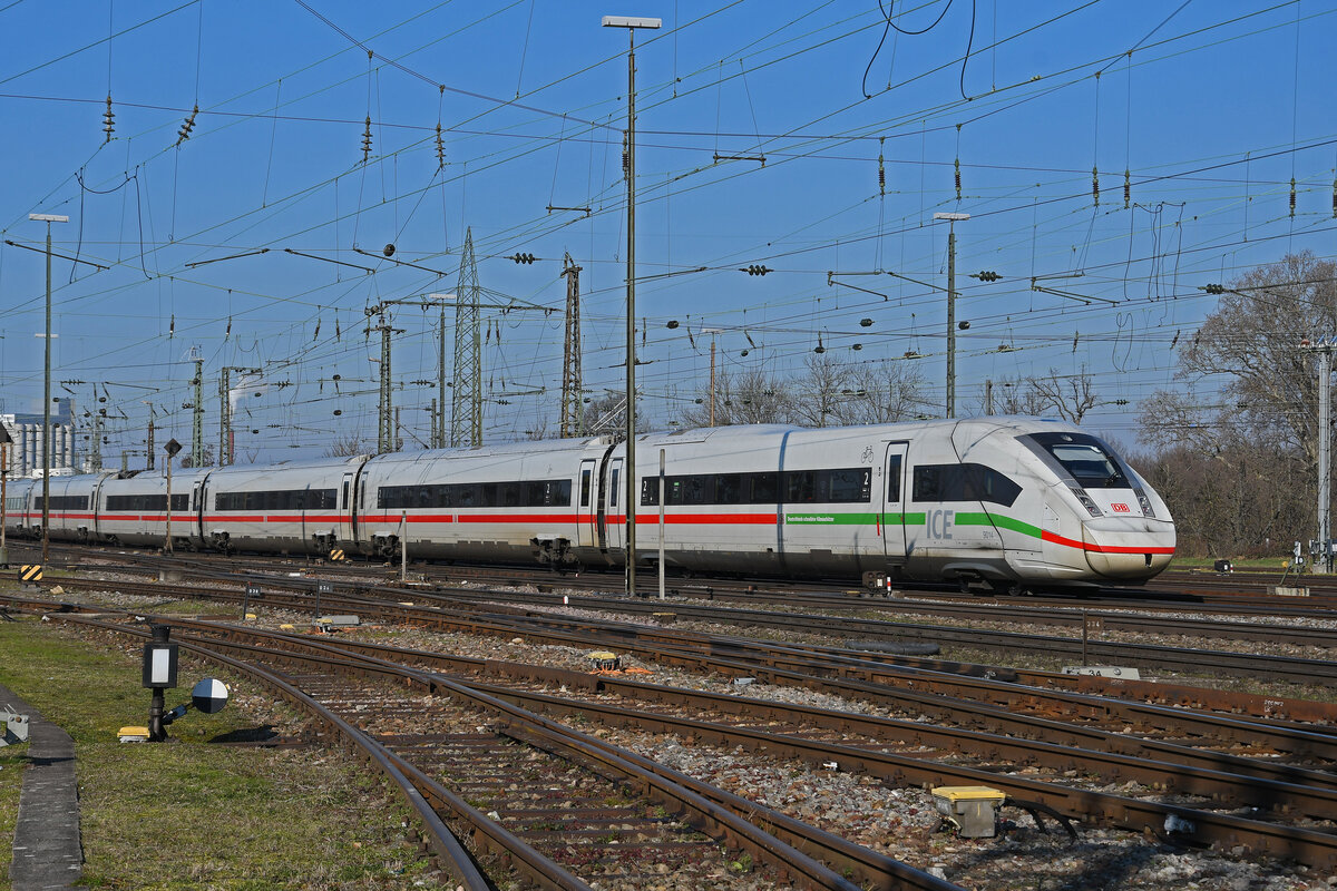 ICE 4 5812 014-9 verlässt am 07.02.2023 den badischen Bahnhof. 