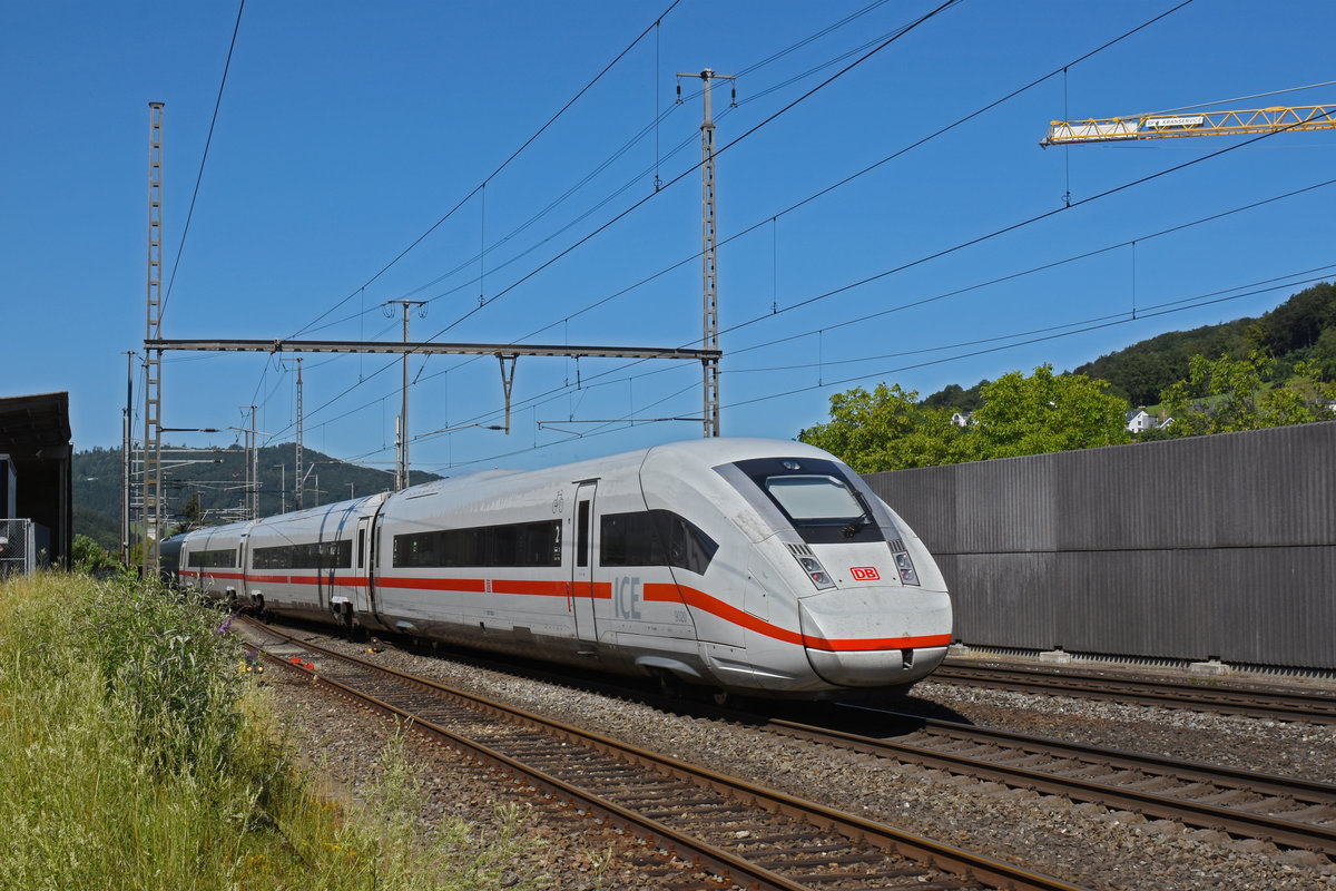 ICE 4 5812 020-6 durchfährt den Bahnhof Gelterkinden. Die Aufnahme stammt vom 07.07.2020.