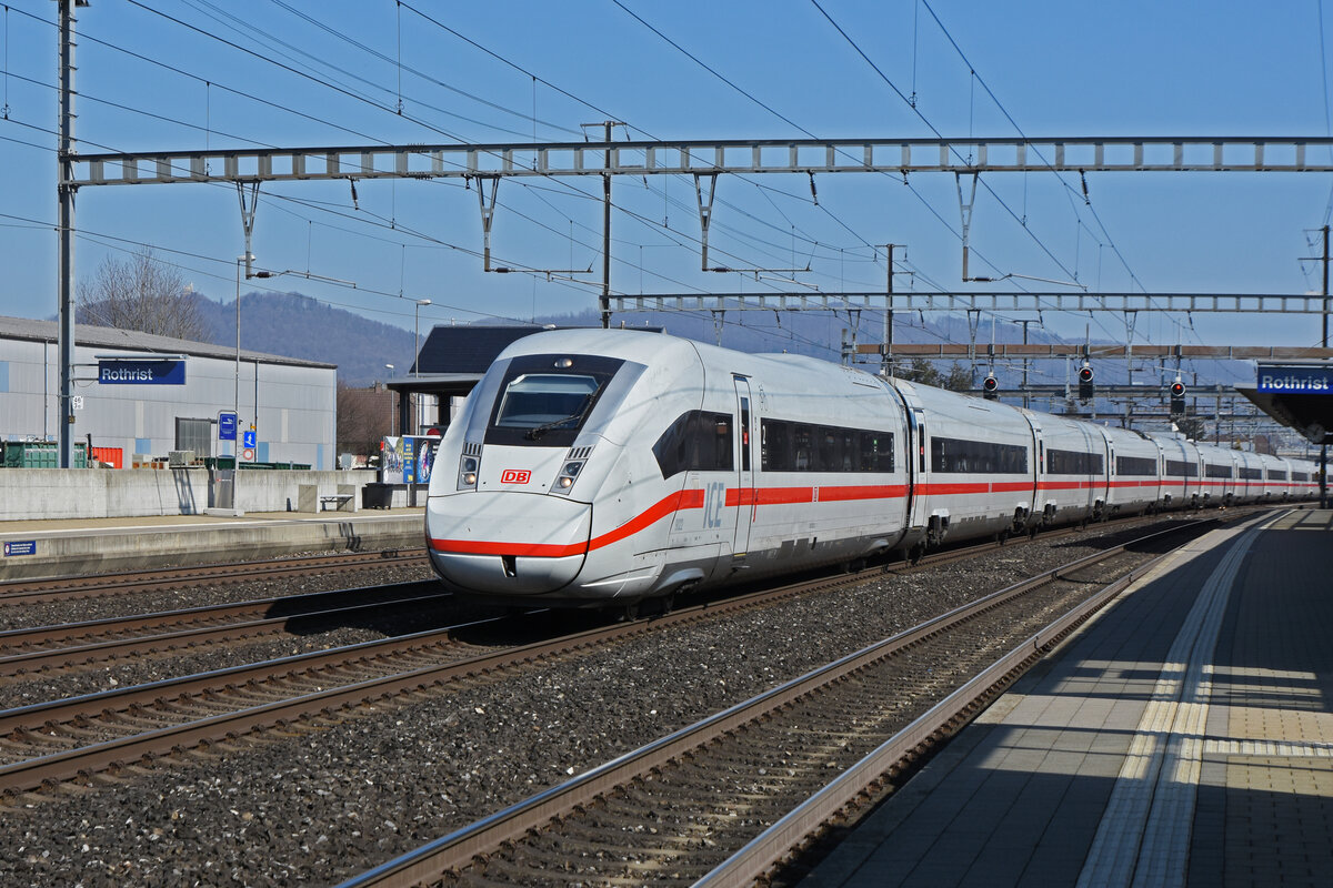 ICE 4 5812 022-2 durchfährt den Bahnhof Rothrist. Die Aufnahme stammt vom 10.03.2022.