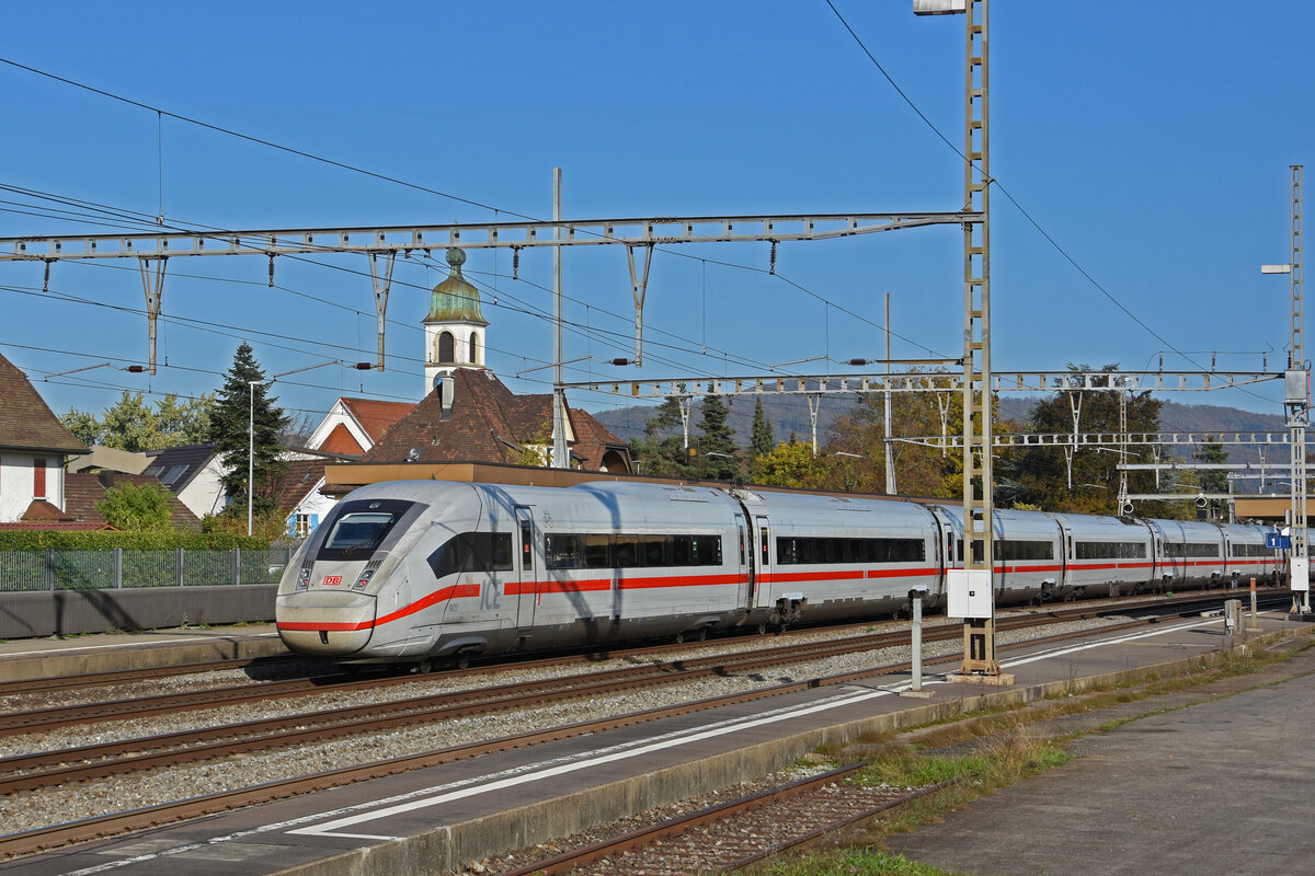 ICE 4 5812 022-2 durchfährt am 27.10.2022 den Bahnhof Rupperswil.