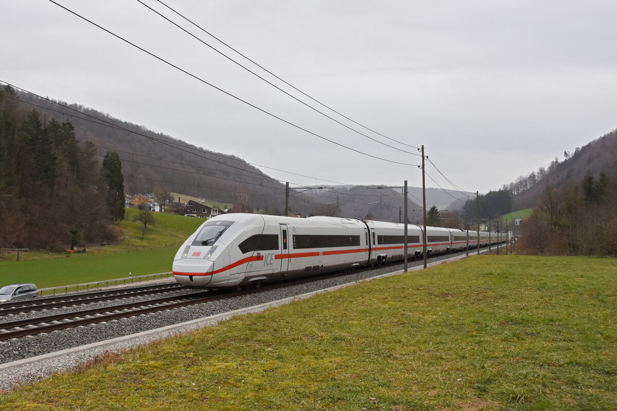 ICE 4 5812 022-2 fährt Richtung Bahnhof Gelterkinden. Die Aufnahme stammt vom 26.02.2021.