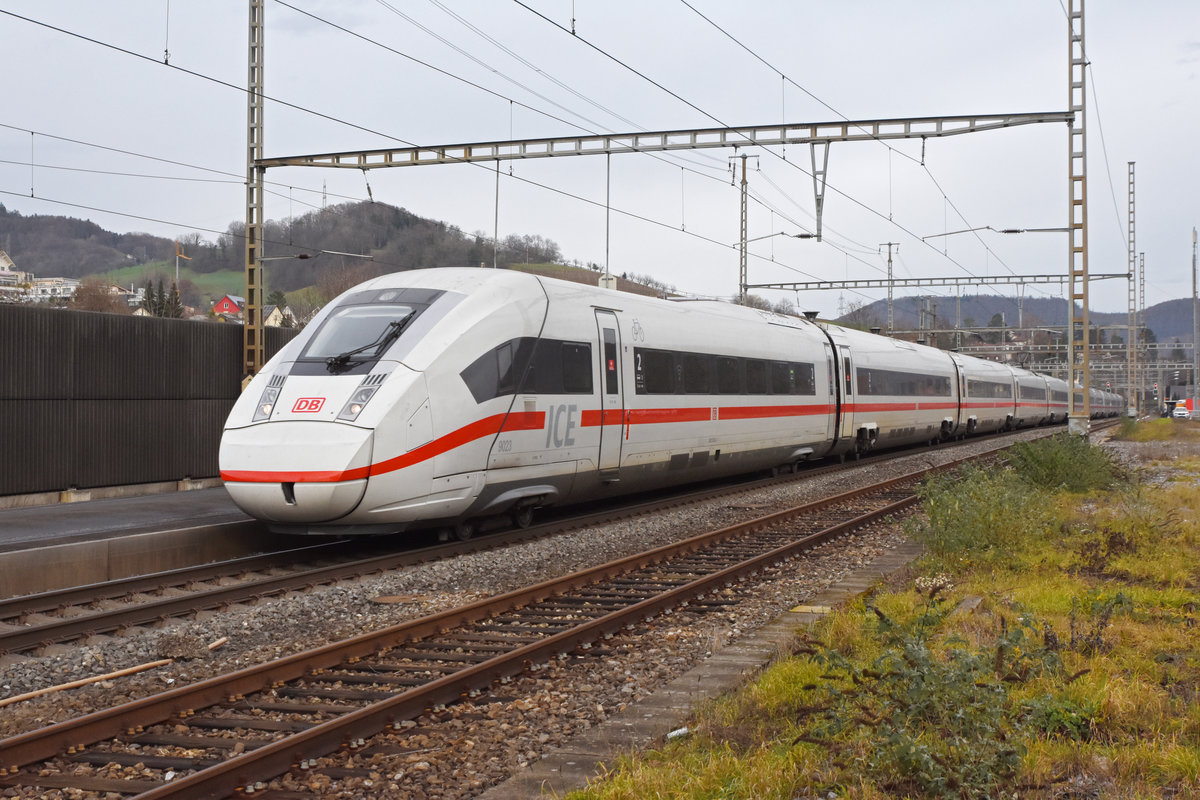 ICE 4 5812 023-0 durchfährt den Bahnhof Gelterkinden. Die Aufnahme stammt vom 23.12.2020.