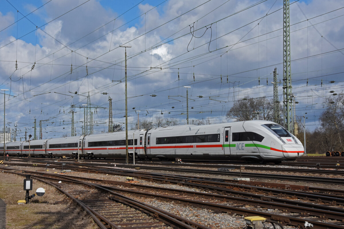 ICE 4 5812 025-5 verlässt den badischen Bahnhof. Die Aufnahme stammt vom 25.02.2022.