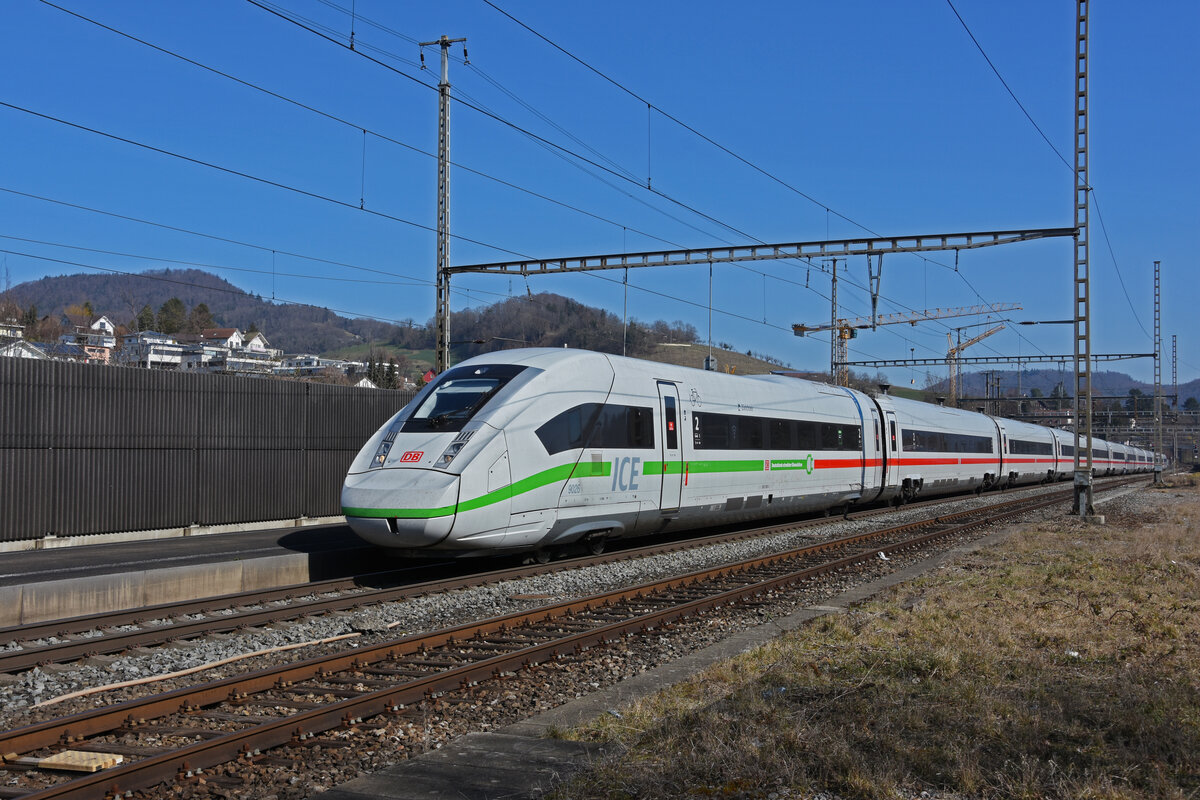 ICE 4 5812 026-3 durchfährt den Bahnhof Gelterkinden. Die Aufnahme stammt vom 04.03.2022.