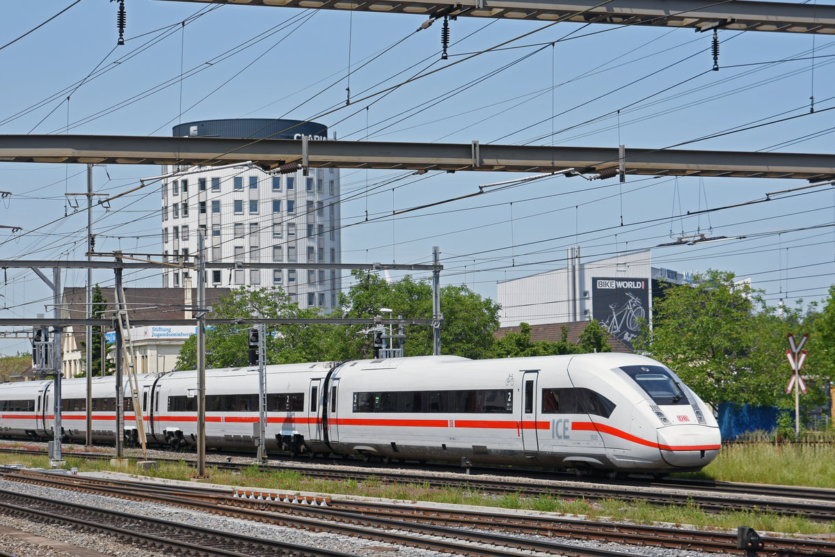 ICE 4 5812 026-3 wird in der Schweiz ausgiebig getestet. Hier durchfährt der Zug den Bahnhof Pratteln. Die Aufnahme stammt vom 04.06.2019.
