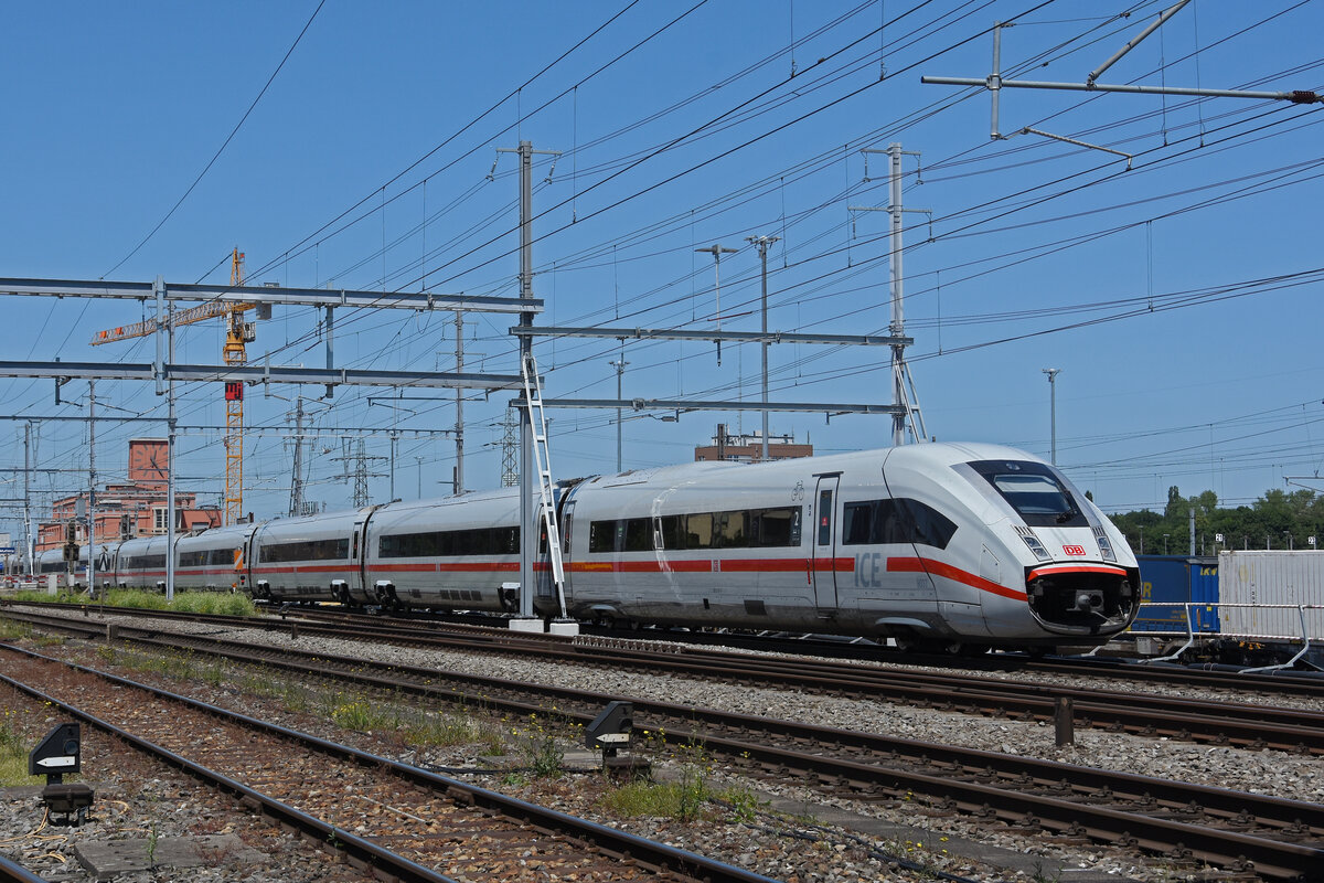 ICE 4 5812 037-0 durchfährt am 11.06.2022 den Bahnhof Muttenz.