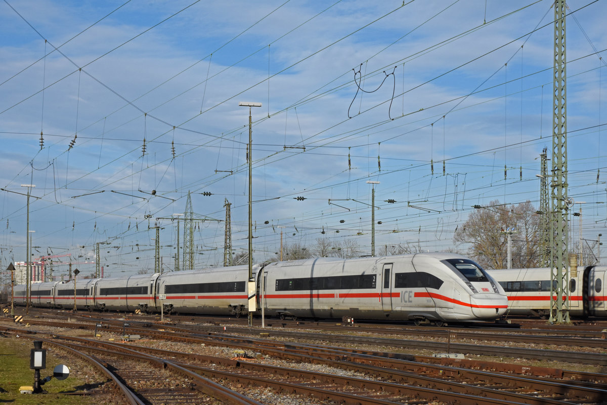 ICE 4 5812 038-8 verlässt den badischen Bahnhof. Die Aufnahme stammt vom 19.12.2019.