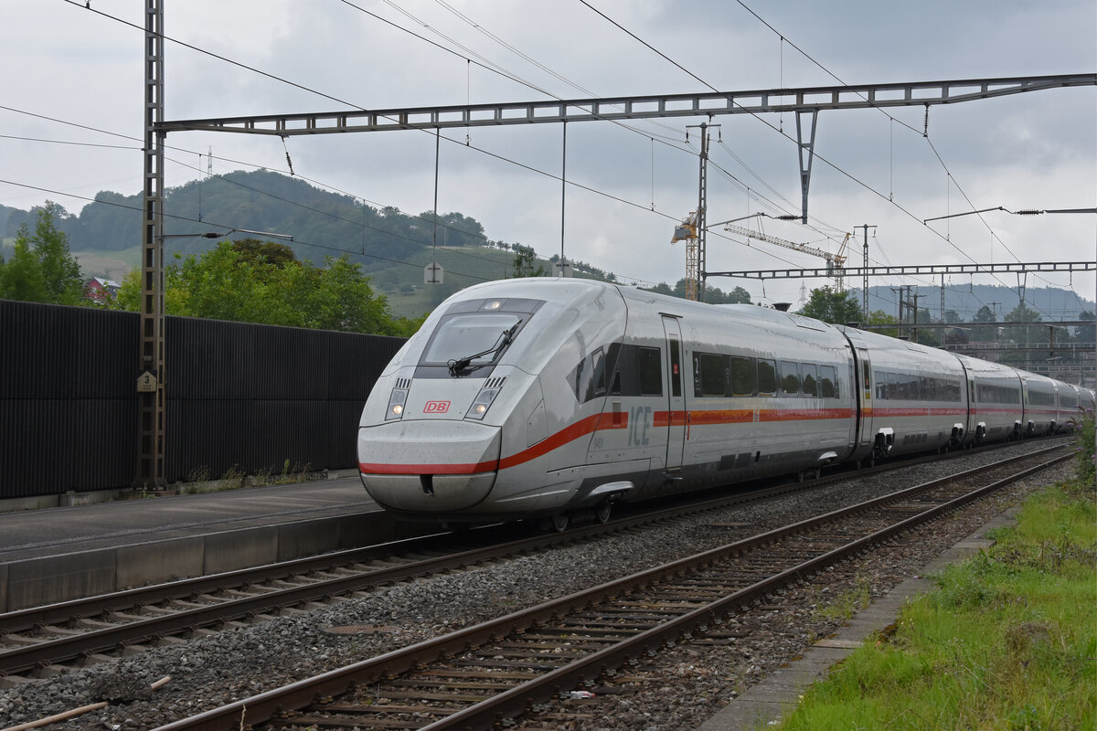 ICE 4 5812 051-1 durchfährt den Bahnhof Gelterkinden. Die Aufnahme stammt vom 17.08.2021.