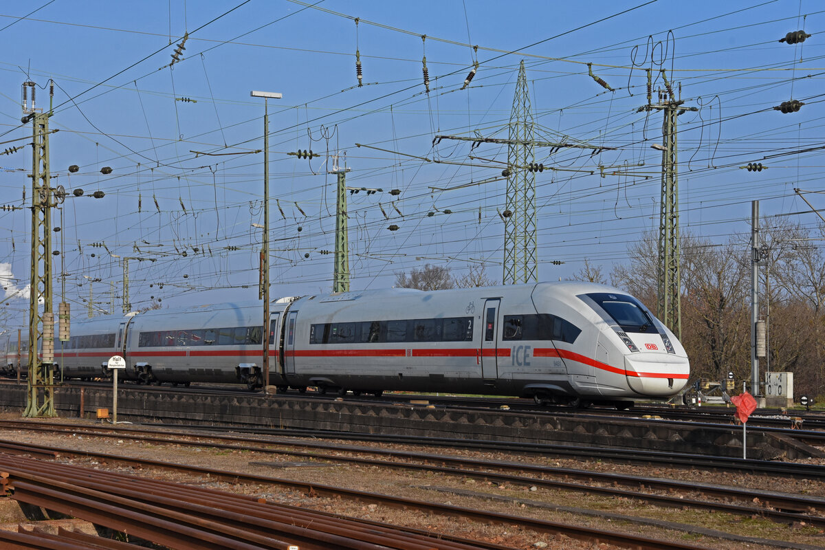 ICE 4 5812 051-1 verlässt den badischen Bahnhof. Die Aufnahme stammt vom 22.12.2021.