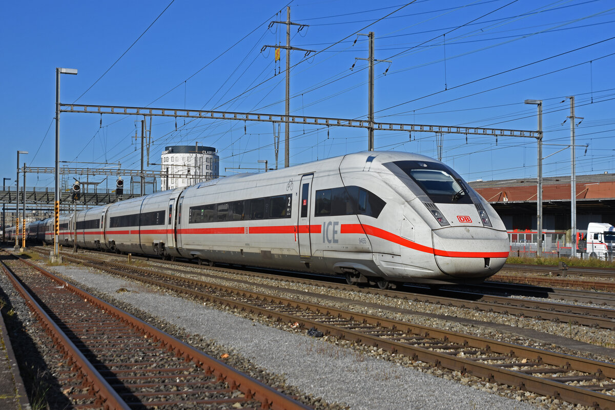 ICE 4 5812 055-2 durchfährt den Bahnhof Pratteln. Die Aufnahme stammt vom 23.10.2021.