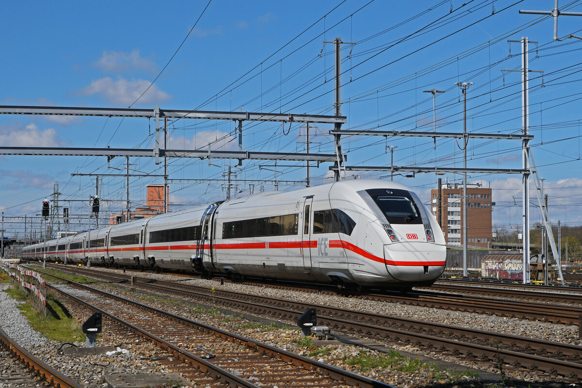 ICE 4 5812 056-0 durchfährt am 25.03.2024 den Bahnhof Muttenz.