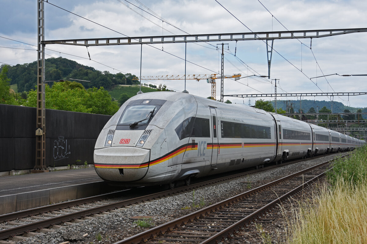 ICE 4 5812 057-8 durchfährt den Bahnhof Gelterkinden. Die Aufnahme stammt vom 07.07.2022.