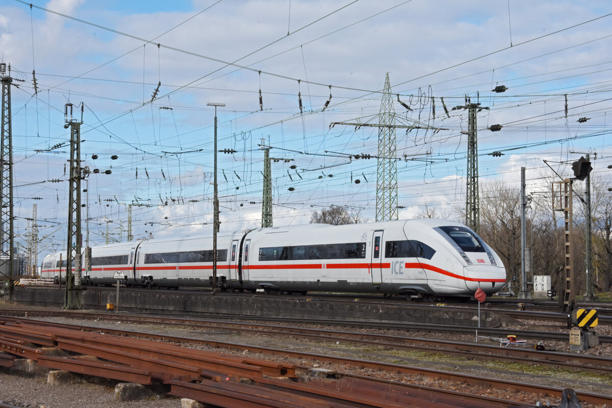 ICE 4 5812 068-5 verlässt den badischen Bahnhof. Die Aufnahme stammt vom 23.02.2022.
