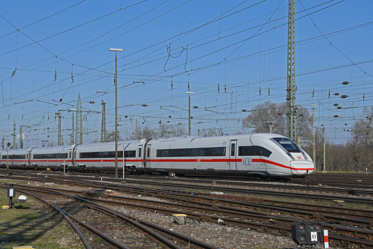 ICE 4 5812 072-7 verlässt am 07.02.2023 den badischen Bahnhof.