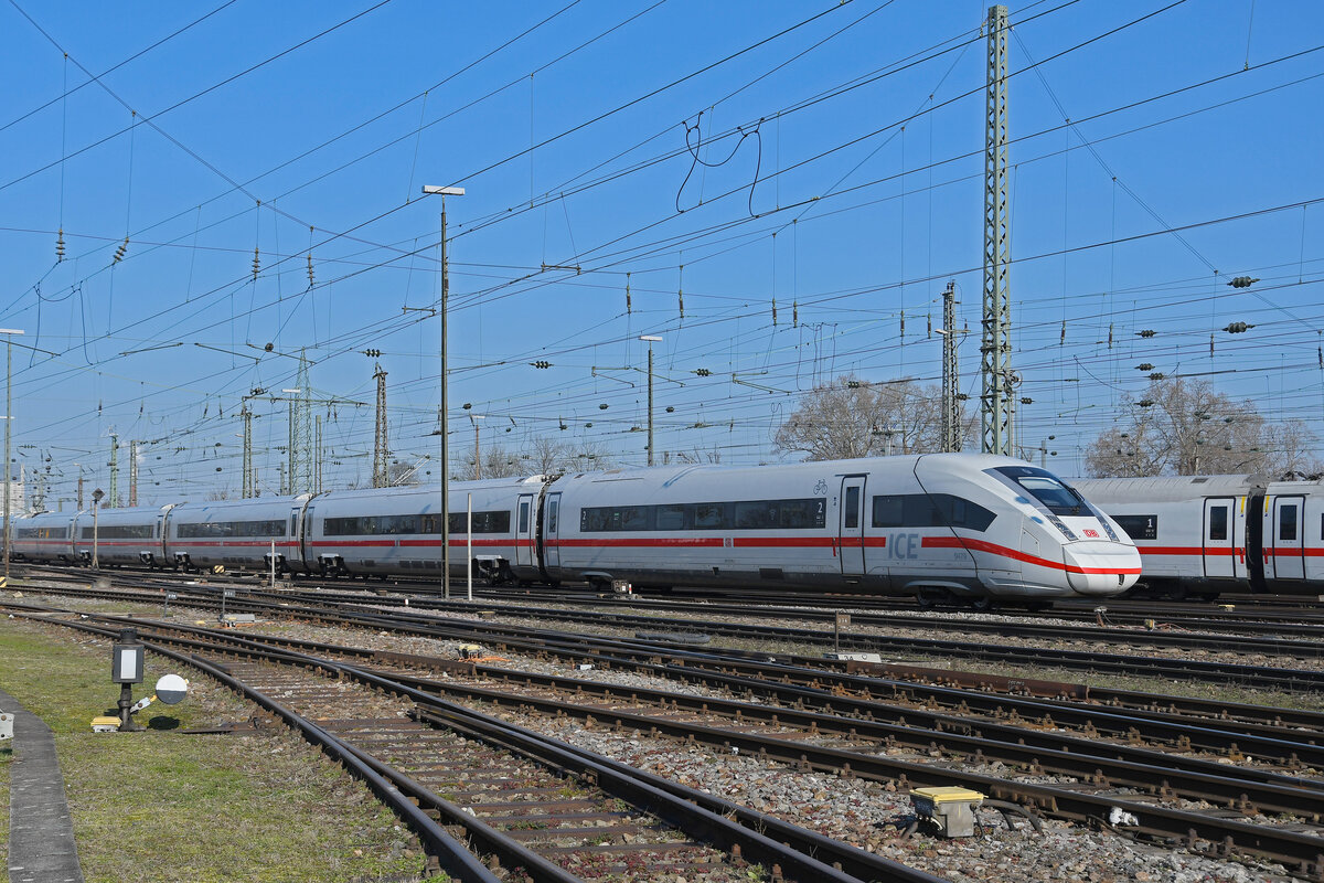 ICE 4 5812 079-2 verlässt am 07.02.2023 den badischen Bahnnof.