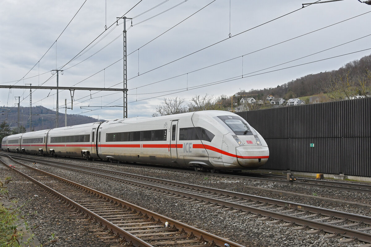 ICE 4 5812 090-9 durchfährt am 26.02.2024 den Bahnhof Gelterkinden.