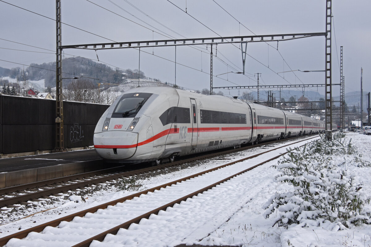 ICE 4 5812 091-7 durchfährt am 12.12.2022 den Bahnhof Gelterkinden.