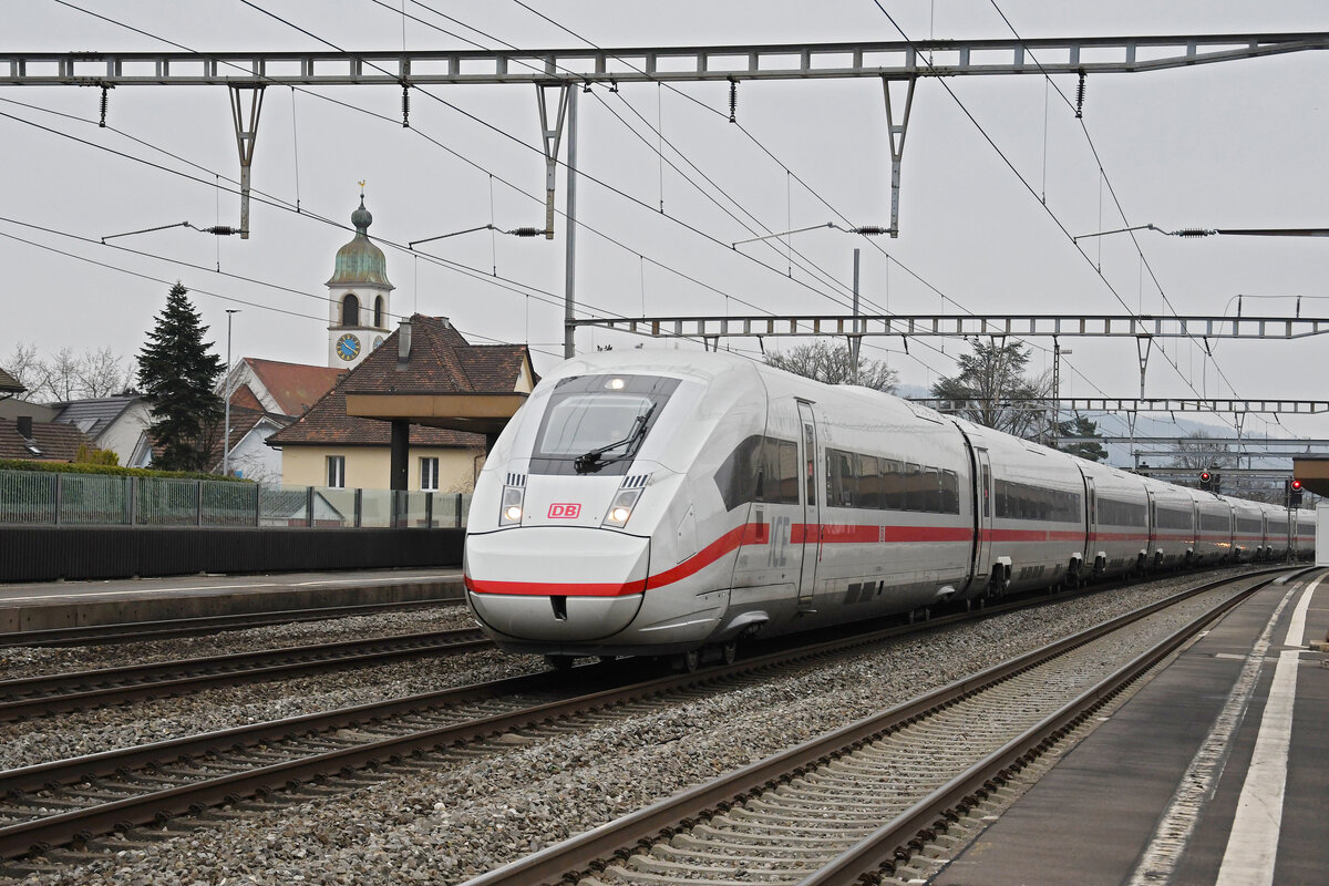 ICE 4 5812 094-1 durchfährt am 26.01.2023 den Bahnhof Rupperswil.