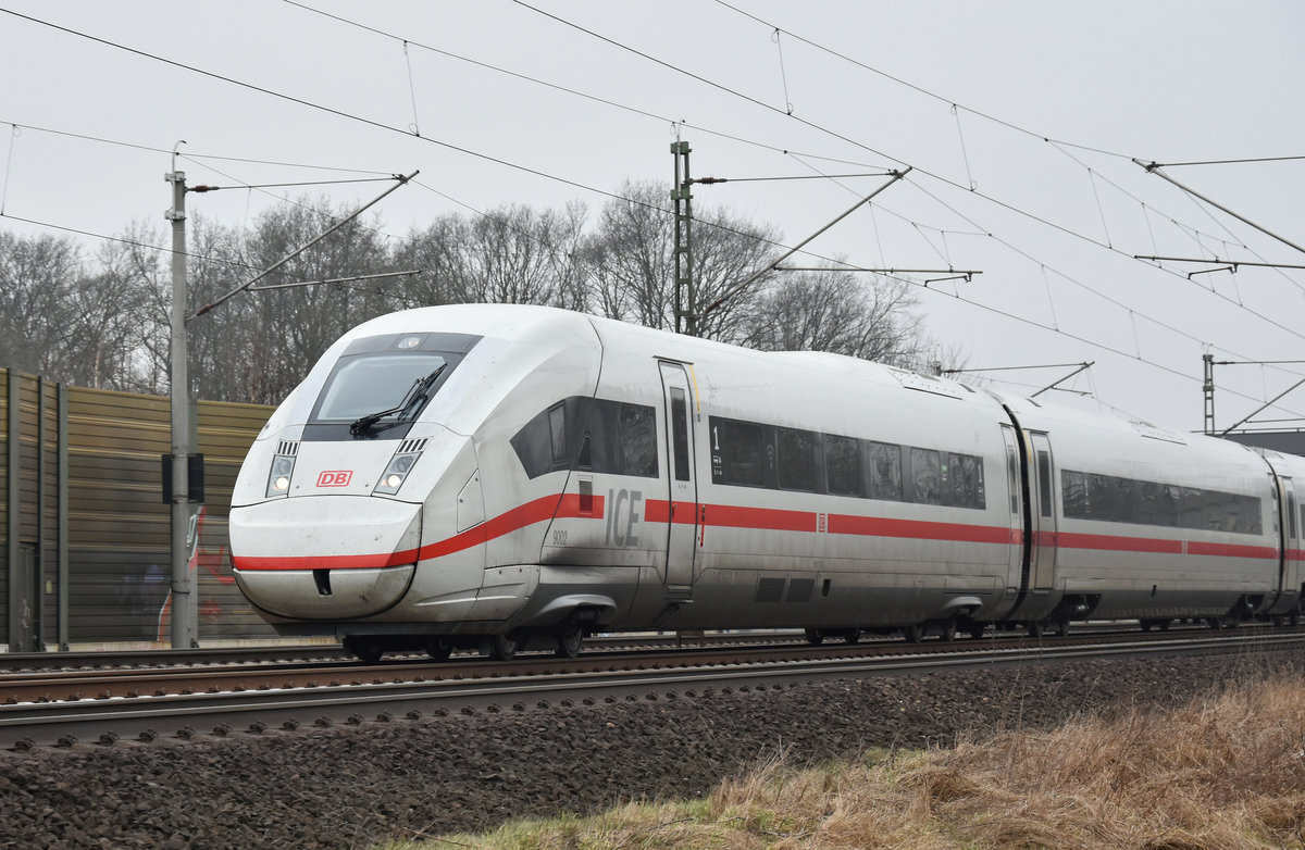 ICE 4 9002 in voller Fahrt, kommend aus Hamburg. Höhe Bardowick, 26.03.2018