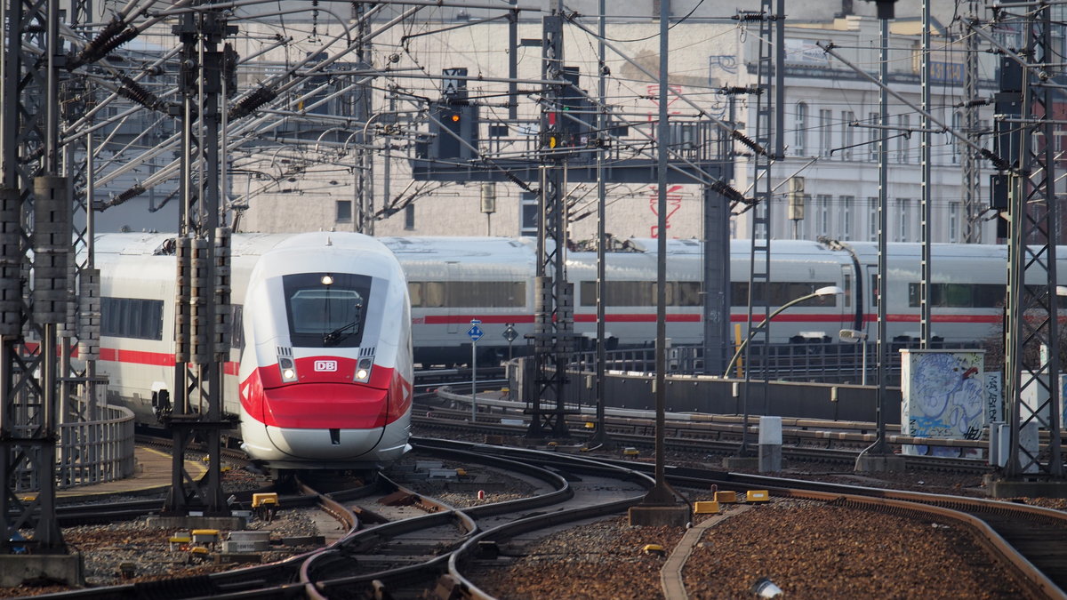 ICE 4 (912 213) als ICE 555 (hinten mit ICE 545, Tz 9208) ist kurz vor Ziel Berlin-Ostbahnhof und lugt hier hinter dem Mast vor (wegen eines kurzfristigen Gleiswechsels :-( ).

Es handelt sich um den neulich erst beklebten TZ 9213 mit dem Mundnaseschutz.

Berlin, der 17.12.2020