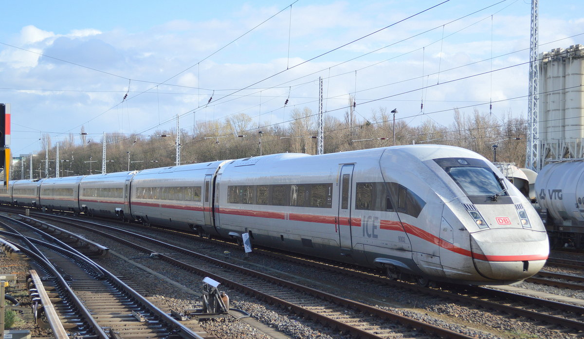 ICE 4 auf dem Weg zur Bereitstellung als ICE 1007 Richtung München Hbf im Bf. Berlin-Gesundbrunnen mit Tz 9002 (93 80 2412 802-8 D-DB,.....) am 18.03.19 Berlin Greifswalder Str. 