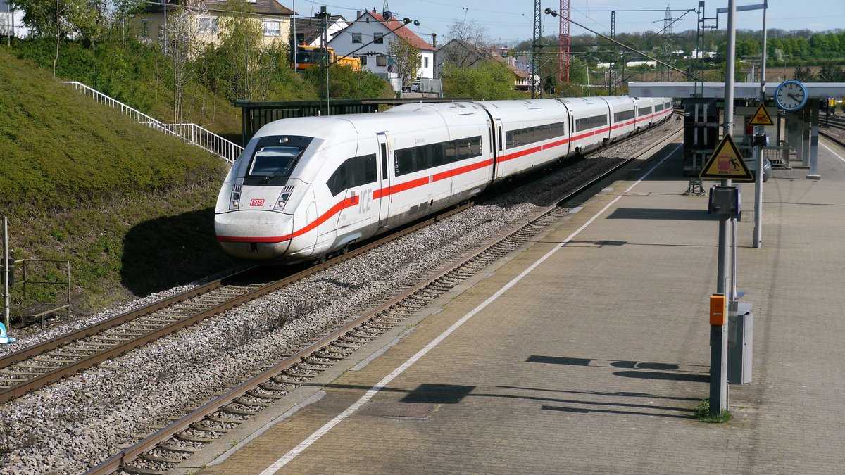 ICE 4 auf der Umleitungsstrecke am Bahnhof Asperg am 14.04.2020 (wegen Vollsperrung der Schnellbahntrasse Stuttgart-Mannheim )
