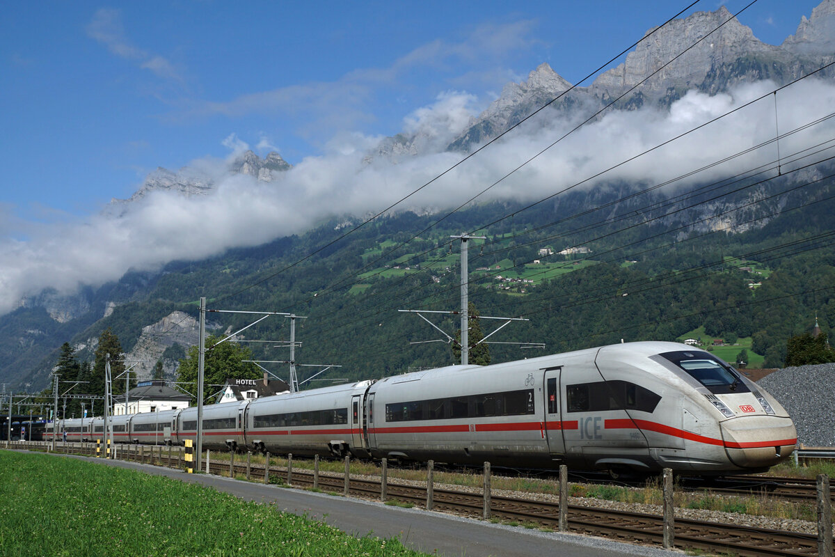 ICE 4 bei Walenstadt auf der Fahrt nach Chur am 12. September 2021.
Foto: Walter Ruetsch