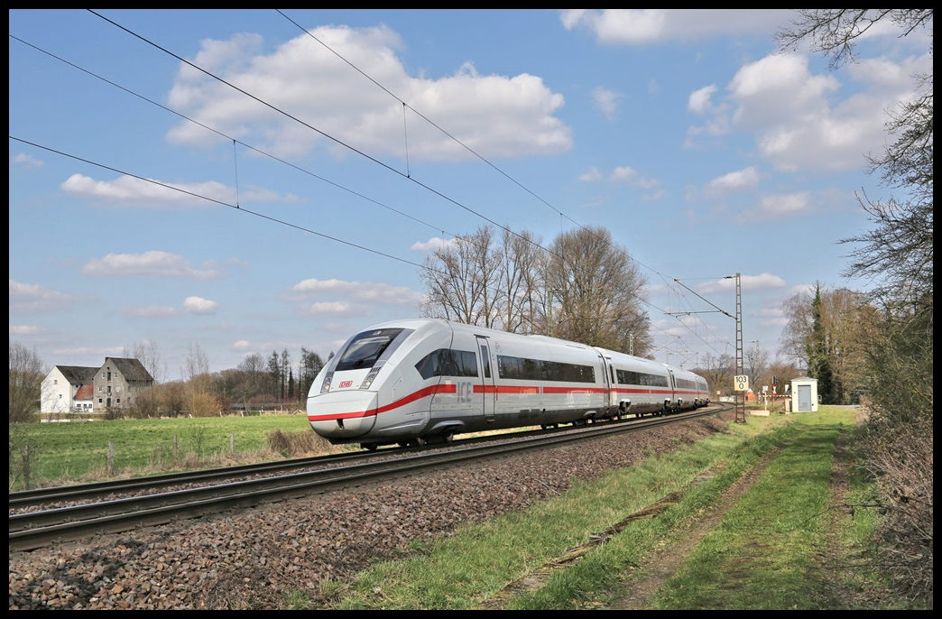 ICE 4 haben inzwischen zahlreich die Rollbahn erobert und verdrängen immer mehr die dort jahrzehntelang vorherrschenden IC Züge. Hier ist ein solcher Zug am 5.4.2023 um 15.45 Uhr am Ortsrand von Tecklenburg in Lengerich Schollbruch in Richtung Münster unterwegs.
