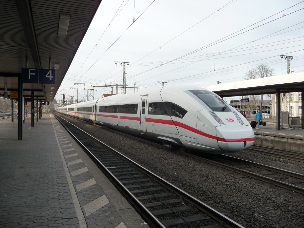 ICE 4/ ICx Nummer 9005 noch ohne REV im Bahnhof Fulda.
Die Inneneinrichtung war mit Folien abgedeckt.
Gesehen am 29.01.16