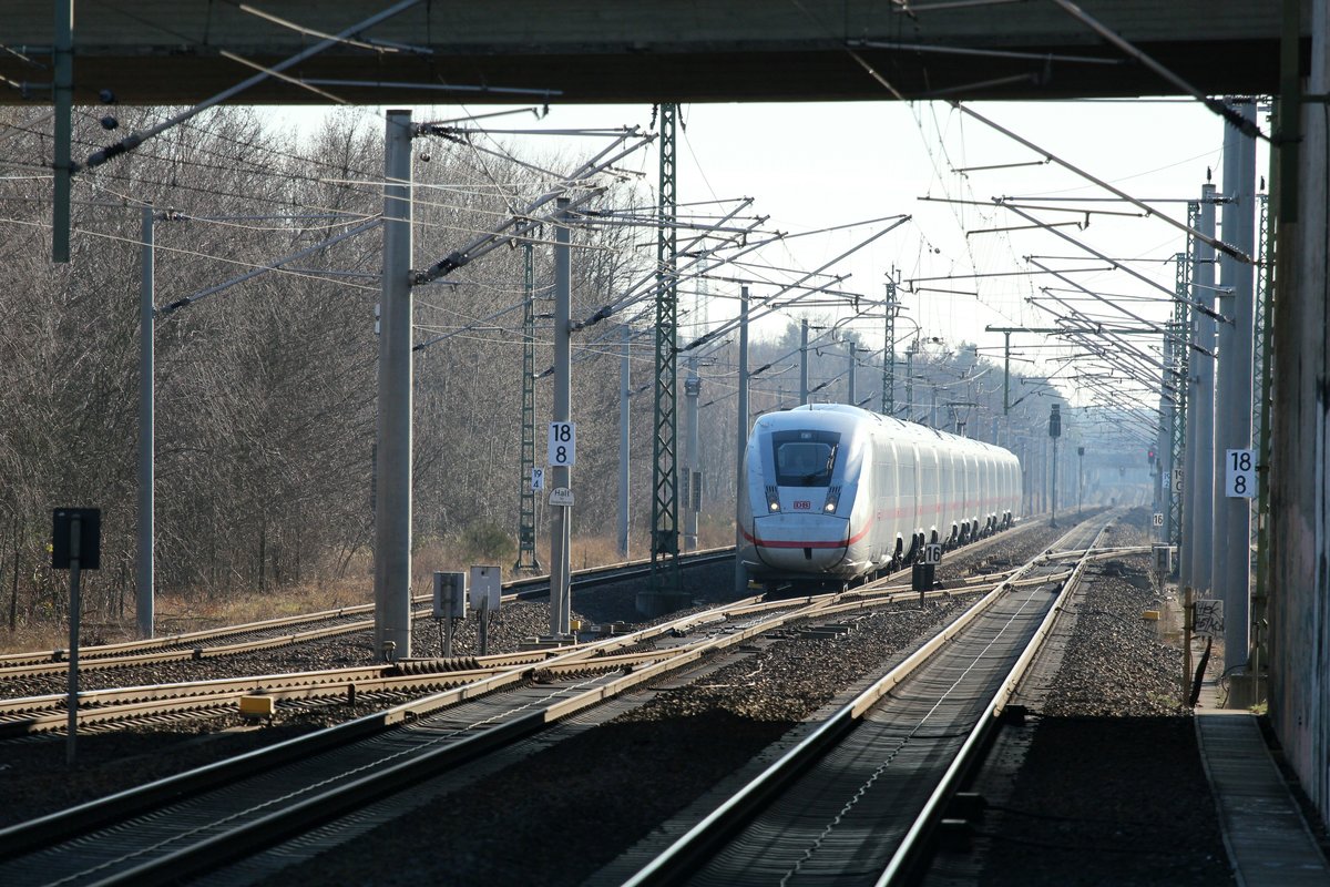ICE 4 kam am 24.02.2019 mit hohem Tempo aus Richtung Nürnberg/Erfurt/Leipzig kommend auf den Bhf. Großbeeren zu und fuhr nach Berlin.