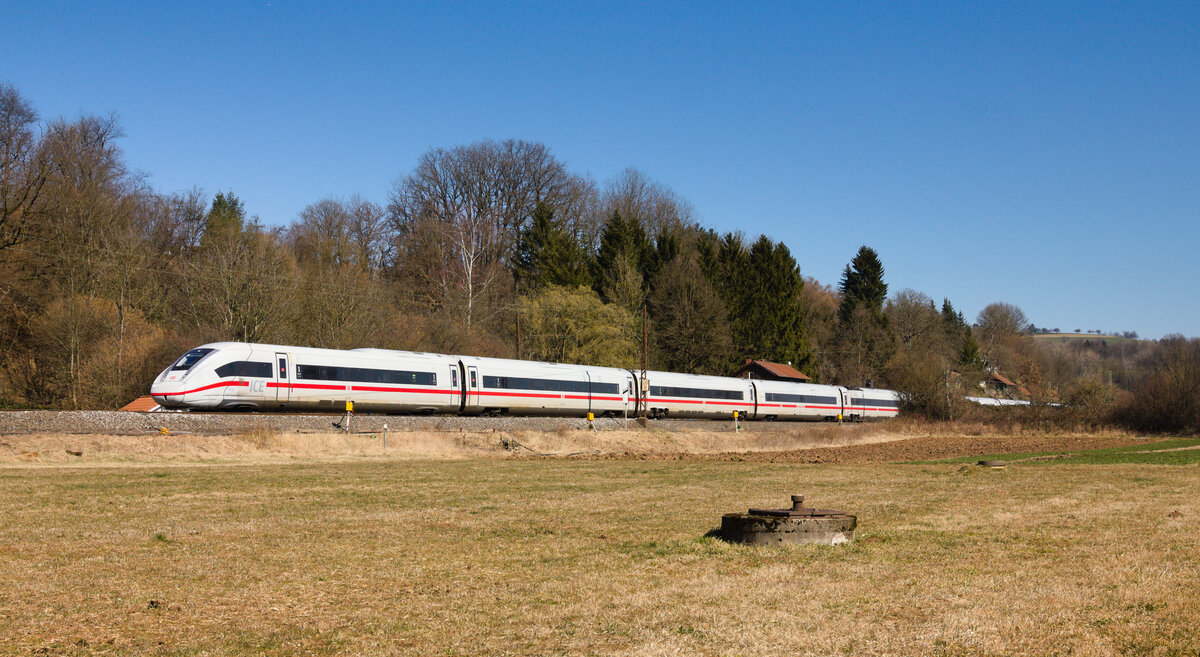 ICE 4 in klassischer Farbgebung am 08.03.2022 zwischen Ebersbach und Reichenbach. 